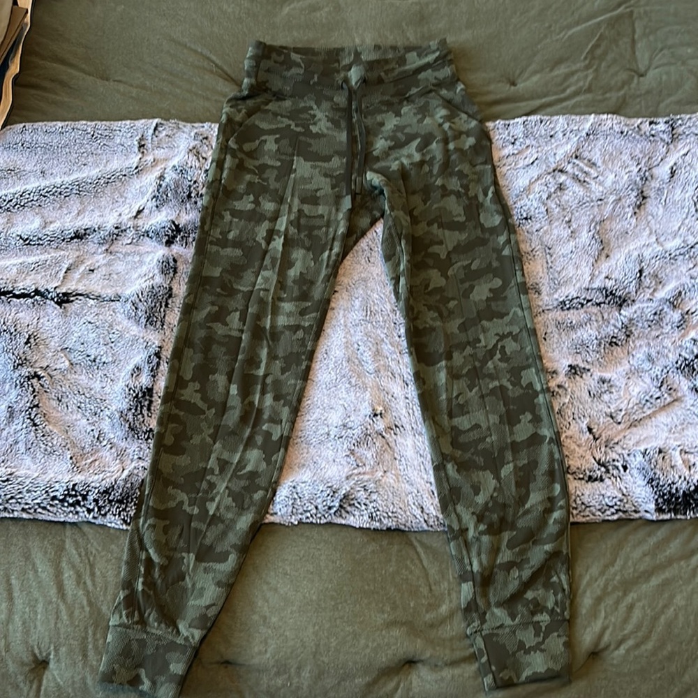 Lululemon - Ready to Rulu Jogger - size 4